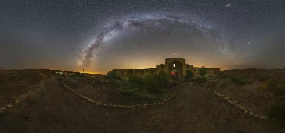 کاروانسراهای ایران;  شاهدان تجارت و تاریخ فرهنگی / سفر در زمان