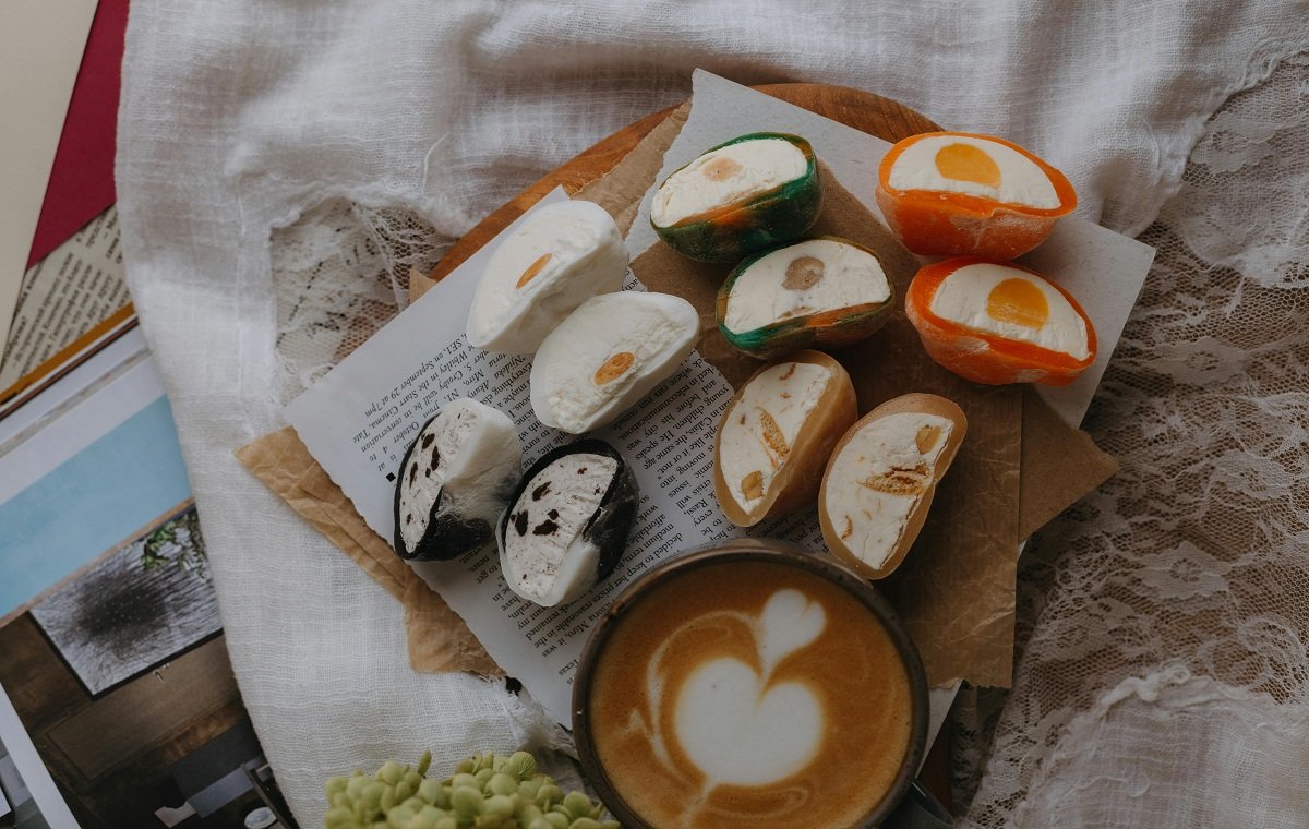 منتخبی از موچی / دسرهای ژاپنی به تصویر کشیده شده است / موچی های رنگارنگ طرز تهیه موچی با آرد موچیکام را نشان می دهد
