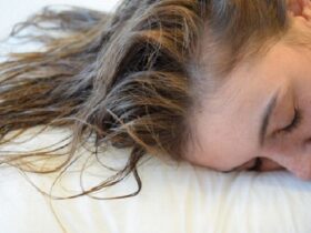 عوارض خوابیدن با موهای خیس