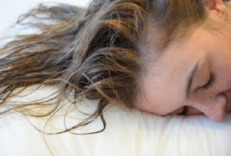 عوارض خوابیدن با موهای خیس