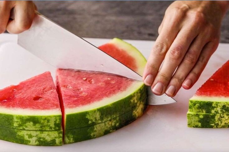 مصرف هندوانه در فصل گرما راه موثری برای خنک نگه داشتن بدن است.