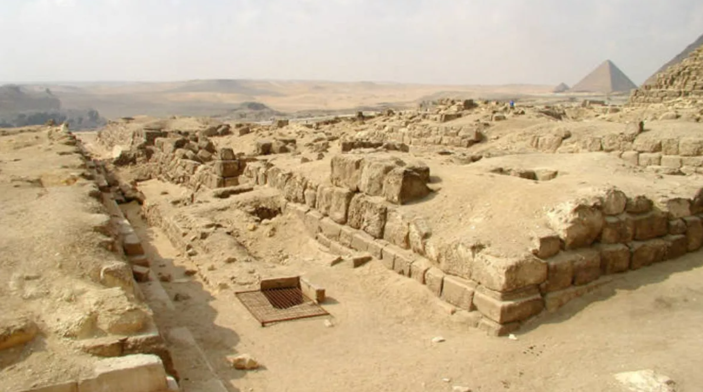 باستان شناسان ساختاری مخفی در زیر گورستان مجاور هرم بزرگ جیزه در مصر کشف کردند.