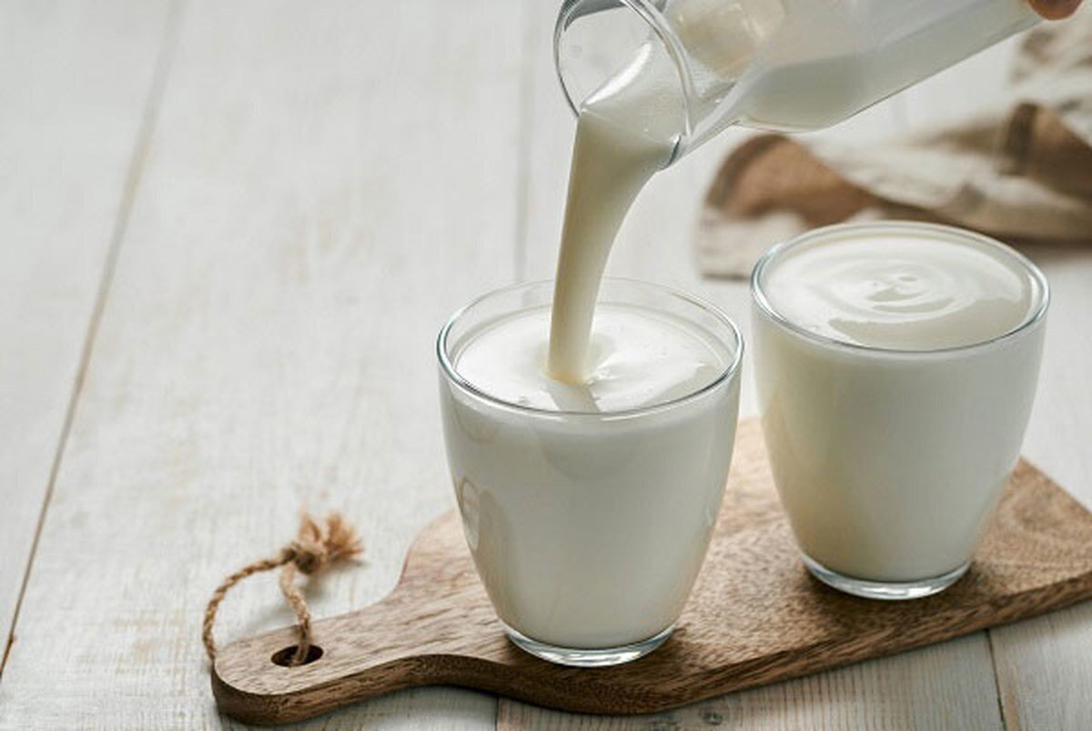 یک لیوان شیر حاوی چه ویتامین هایی است؟