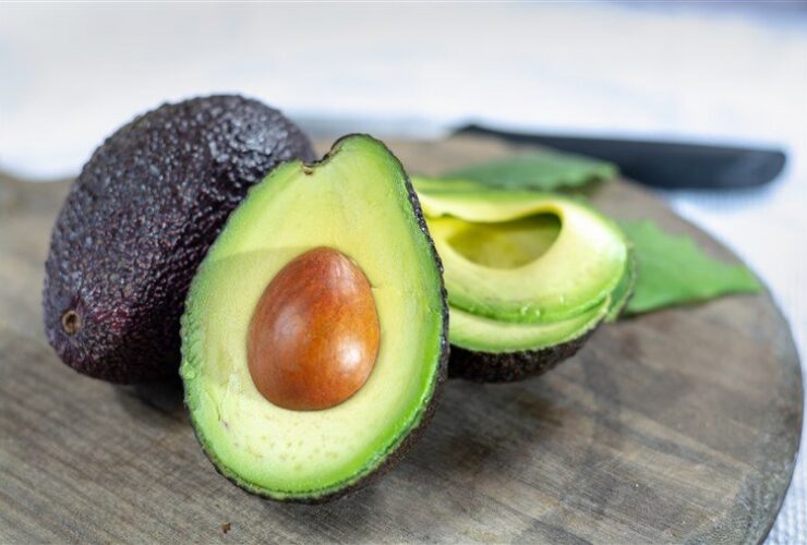 روغن آووکادو بهترین محصول طبیعی برای زیبایی، تغذیه و ترمیم پوست است.
