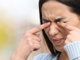 آیا مالیدن چشم مضر است؟