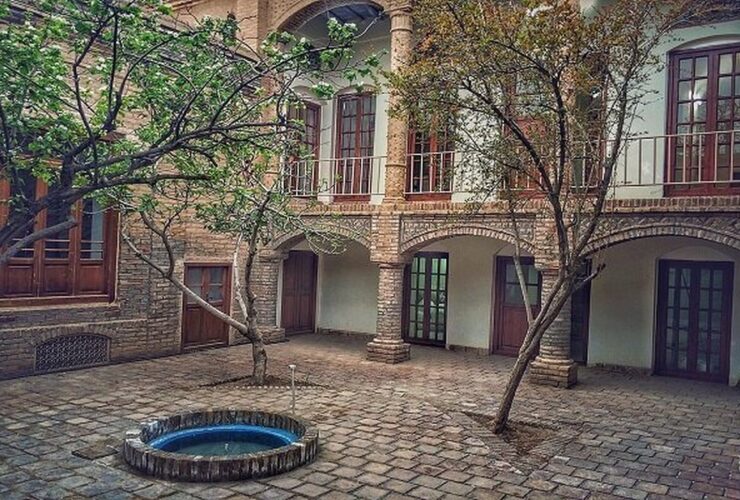 تصویر راه پله خانه ای در بیرجند که به نظر