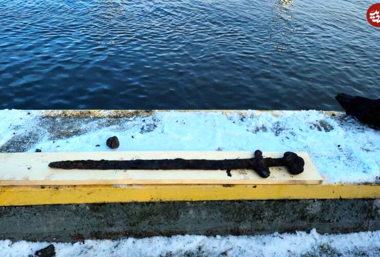 تصویر کشف شمشیر 900 ساله وایکینگ در رودخانه