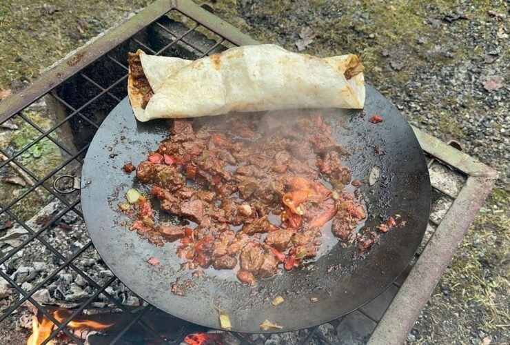 (ویدیو) غذای روستایی در ترکیه؛ پخت واویشکای محبوب ترک‌ها