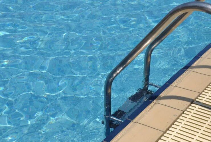 به جای کلر، استخر را ضد عفونی می کند