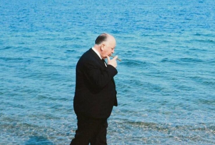 سیگار ، دریا و آلفرد هیچکاک عکس