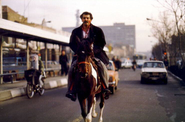 فرامارز غاریبیان ، زخم اسب در خیابان های تهران عکس