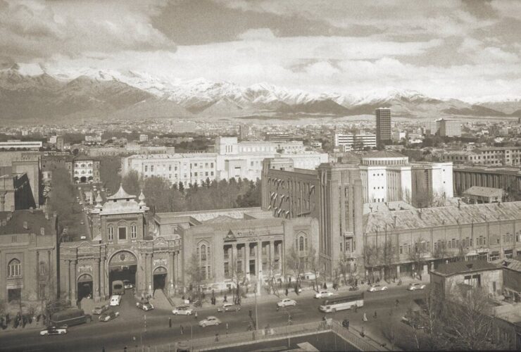 تهران یک بار "باریک الموتلموت" خوانده می شد. ایرانیان کفش را با حضور پادشاه شکست می دهند