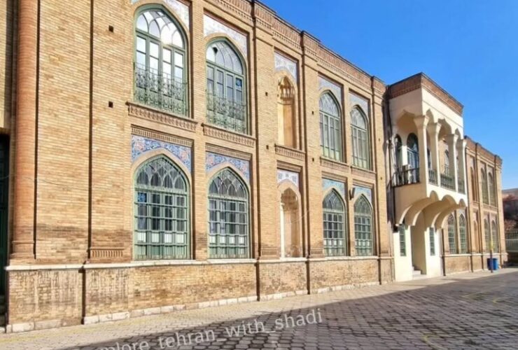 یک ساختمان دبیرستانی در مرز یک کاخ سلطنتی زیبا
