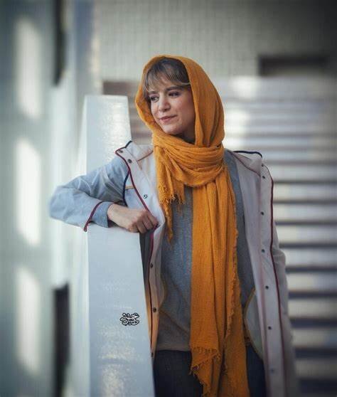 ستاره Pesiani از یک مرد جوان بازی می کند. مدیریت جوانان/ تئاتر در عکاسی