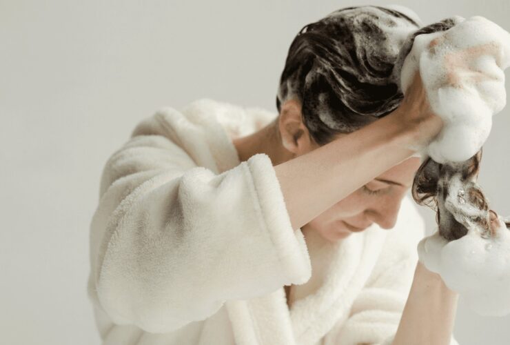 ترفند زیبایی ؛ شامپو دو بار: آیا واقعاً برای سلامت مو مفید است؟ 6 شامپو دو بار: آیا واقعاً برای سلامت مو مفید است؟ / انتخابتو