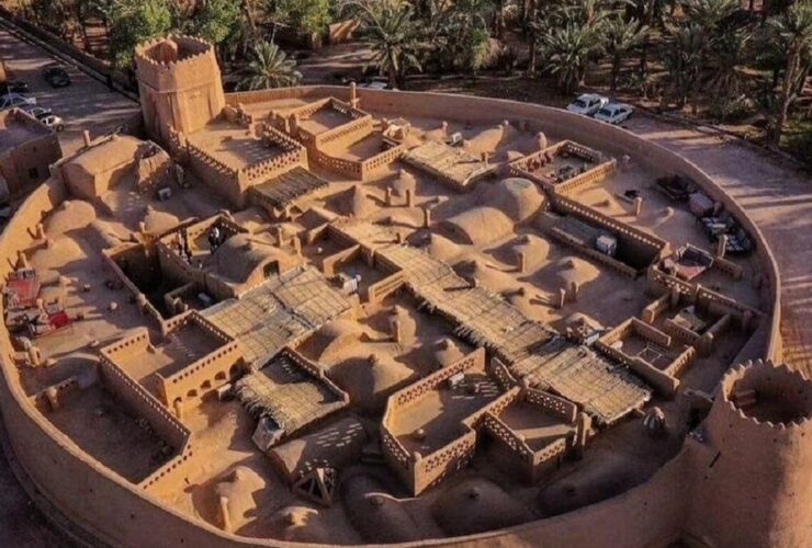 تصاویر عقب معماری باشکوه یک قلعه تاریخی