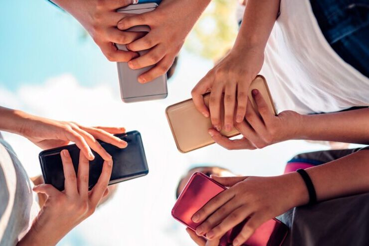 ترفند آموزش کودک ؛ اثرات منفی شبکه های اجتماعی بر سلامت روان 21 افزایش نگرانی: تأثیر منفی شبکه های اجتماعی بر سلامت روان/ ترجمه