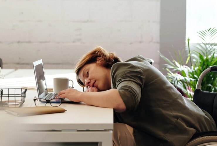 آیا واقعاً 4 ساعت برای خواب کافی است؟ نکات و نکاتی از زبان متخصص/ ترجمه