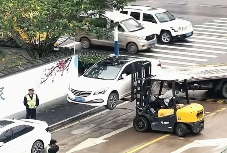 برای دیدن پلیس جنایتکاران را لیفتراک دریافت می کند! 16 برای دیدن پلیس جنایتکاران را لیفتراک دریافت می کند!