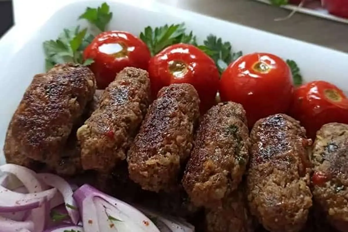 نحوه ساخت کباب کباب ؛ یک کباب خوشمزه در کنار برنج