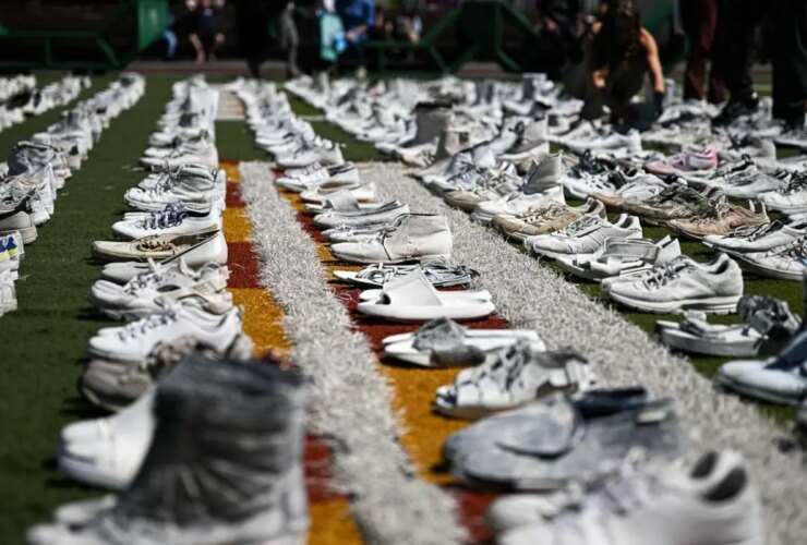 تصاویر ۱۰۰۰ کفش های دوتایی سفید به یاد داشته باشید که یادآوری کارکنان درمان غزه