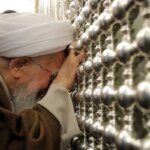 تصاویر گریه آیت الله جاوادی آمولی در معبد امام کازیم