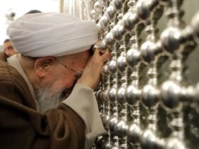 تصاویر گریه آیت الله جاوادی آمولی در معبد امام کازیم