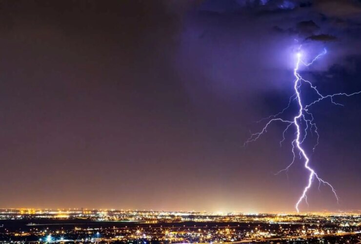 وقتی رعد و برق در آسمان و جهان خوشبو می شود