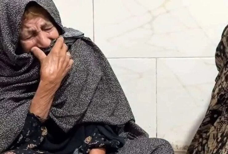 قهرمانان شهید رجائی با صاحبخانه انفجار بندر