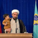 عکس امام جمعه سخنرانی به پسرش داد