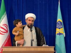 عکس امام جمعه سخنرانی به پسرش داد