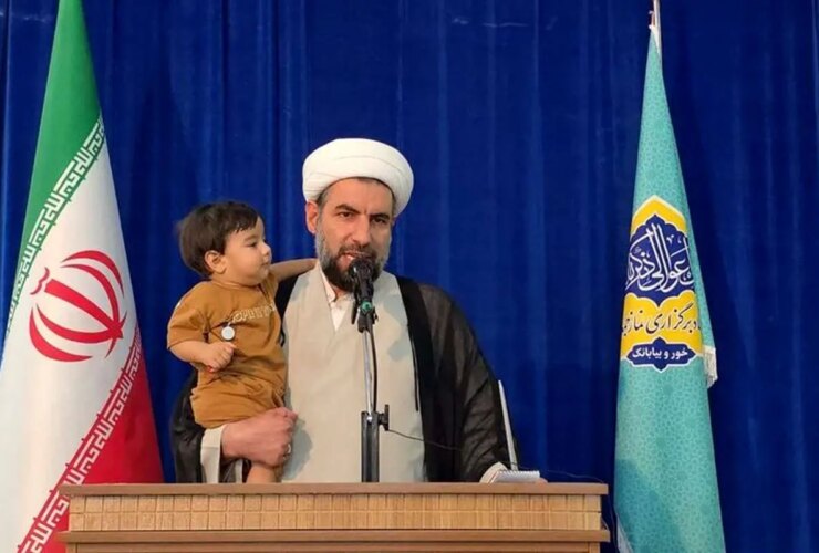 عکس امام جمعه سخنرانی به پسرش داد