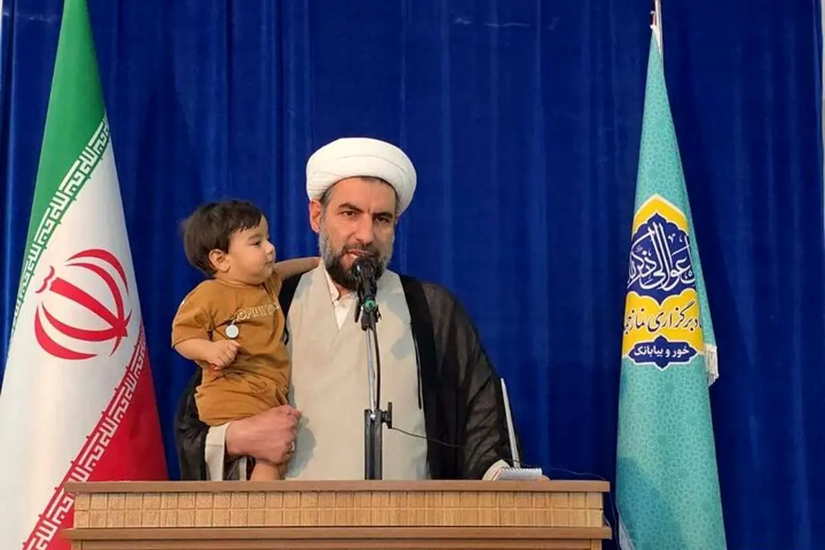 عکس امام جمعه سخنرانی به پسرش داد