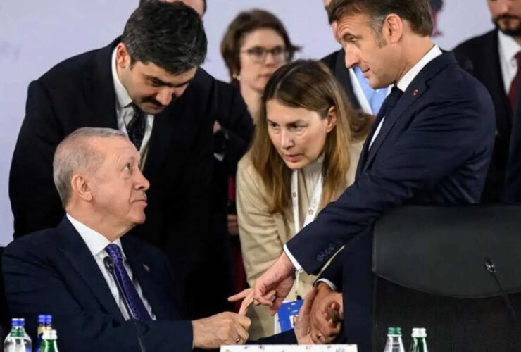 برای دیدن وقتی اردوغان از انگشت ماکرون دست کشید!