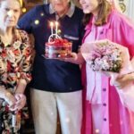Behnoush Tabatabai ، یک بازیگر 6 ساله ، با والدین