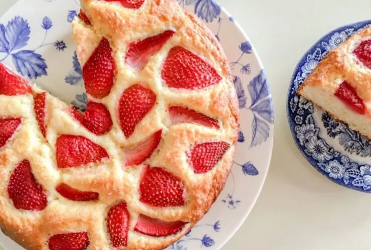 توت فرنگی-یوگورت-کیک-1-2