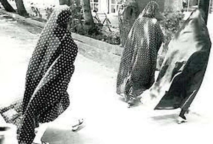 تهران در دهه 1980 ؛ پوشش زنان در خیابان سیروس بهستان