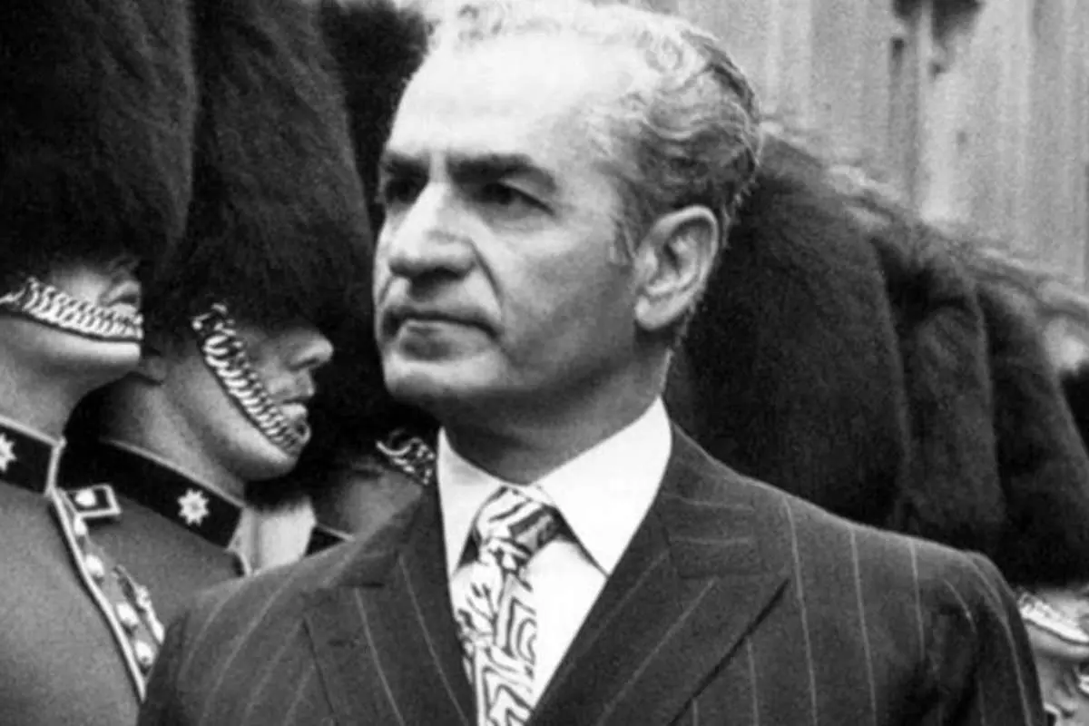 4 سال پیش: محمد رضا پهلوی در پشت فرمان اولین پیکان ایران
