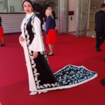 فرش لیدی و قرمز زیر شتر طراح مد ایران