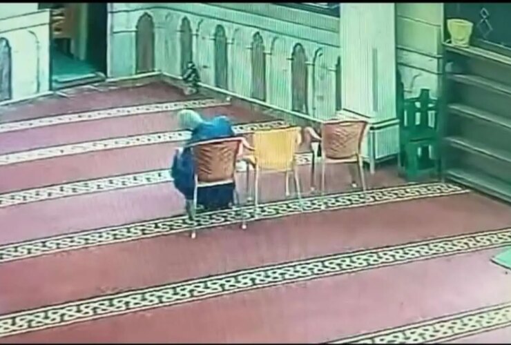 برای دیدن لحظه مرد مصری ظهر در دعای مسجد درگذشت