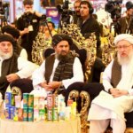 برای دیدن چهره رهبران طالبان را در این نمایشگاه نشان می دهد