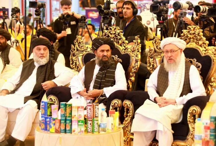 برای دیدن چهره رهبران طالبان را در این نمایشگاه نشان می دهد