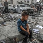 در خانه ای در جابالیا ، لحظه نجات کودک قبل از حمله هوایی اسرائیل