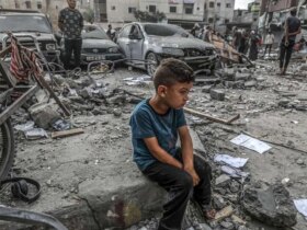 در خانه ای در جابالیا ، لحظه نجات کودک قبل از حمله هوایی اسرائیل
