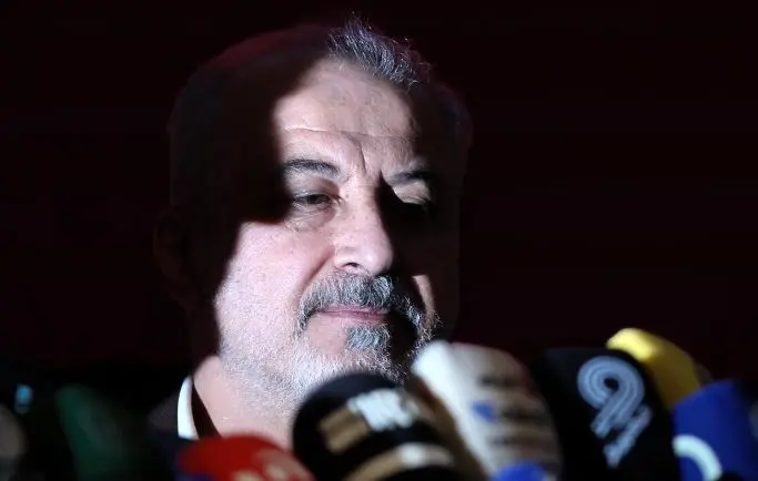 او دیروز و امروز حمایت مالی کرد. درویش روی صفحه Persepolis خالی بود