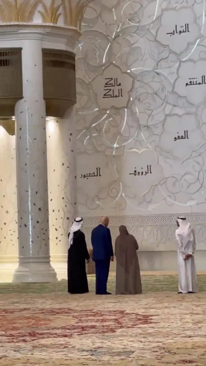 برای دیدن ترامپ در فرش ایرانی مسجد شیخ زاید راهپیمایی کرد