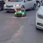 برای دیدن یک تصادف رانندگی با یک ماشین برقی با ماشین برقی