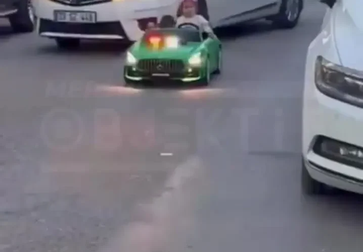 برای دیدن یک تصادف رانندگی با یک ماشین برقی با ماشین برقی