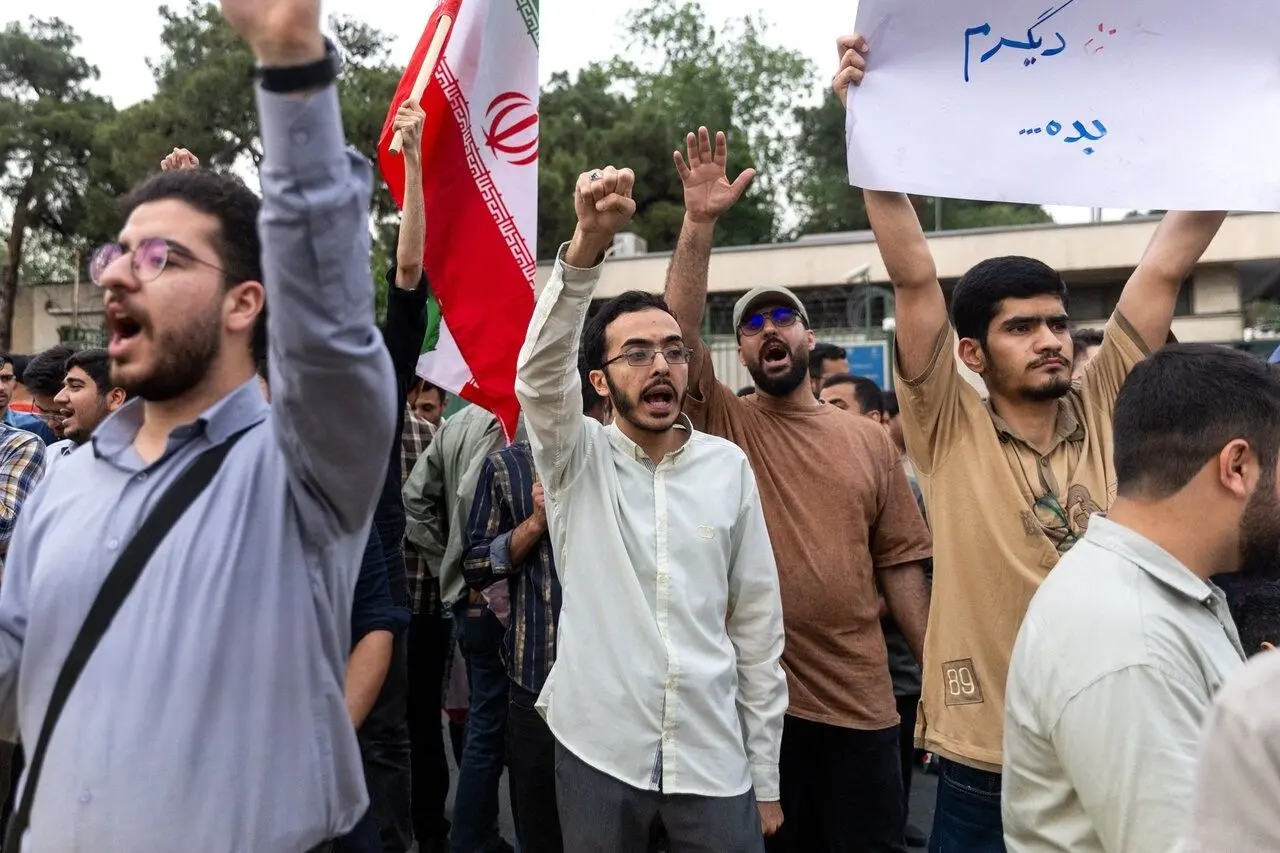 تصاویر تجمع در مقابل سازمان انرژی اتمی