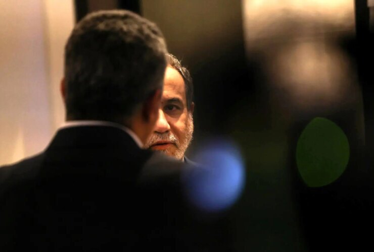 تصاویر در میان دور چهارم ایران ، او در میتوزی صحبت می کند